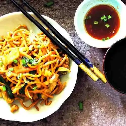 Lo Mein vs Udon Noodles